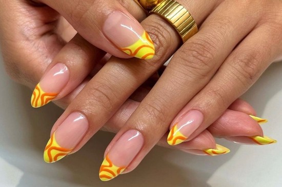 Francia körmök egy csavarral, hódítanak a tekeredő, színes körömvégek