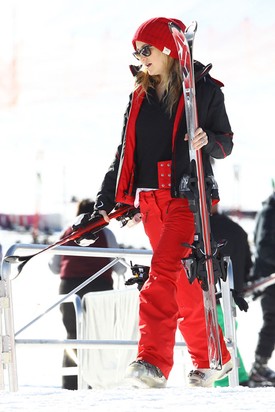 Kate Hudson fekete-piros párosítása egy abszolút klasszikus választás.