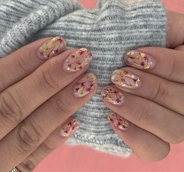 Manikűrtipp: Szárított virág a körmön? IGEN!