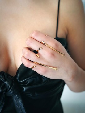 Egészen finom, és nagyon különleges részlet Joey King szettjében a fifikás Lillian Shalom kézékszer, ami egy gyűrűsor furcsa deformációja, egészen szuper darab!