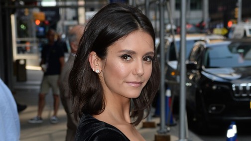 Annyira bájos Nina Dobrev ebben a tökéletes kis feketében