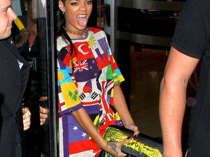 Dizájner meglepetés: arany pénisz csak Rihannának