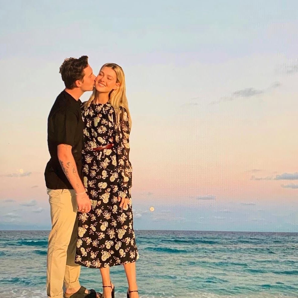 Brooklyn Beckham és menyasszonya, Nicola Peltz Görögországban csatlakozott a Beckham famíliához, hogy tovább ünnepeljék eljegyzésüket.