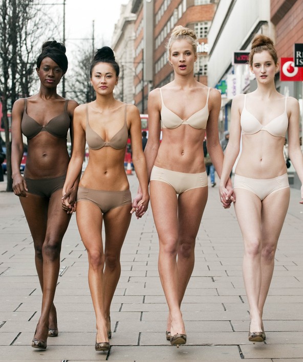 A testszínű korrekt kis bugyi (és melltartó) sokféle ruha alatt tesz jó szolgálatot. 2012-ben megjelent a különböző bőrszínű nők számára készült skála.