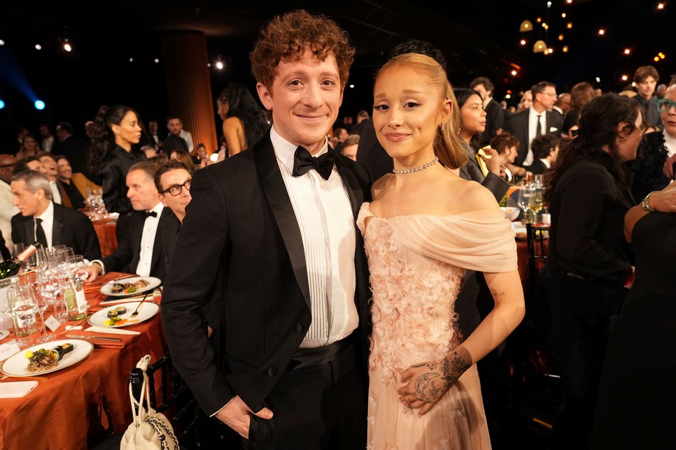 Ethan Slater és Ariana Grande a SAG-díjátadón
