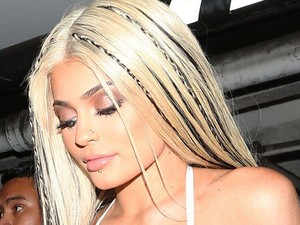 Napi cuki: Kylie Jenner ugyanazt a halloweeni jelmezt viseli mint kisbabája