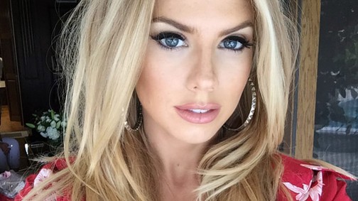 Mi? Bugyi nélkül reklámoz a divatvilág kebelcsodája