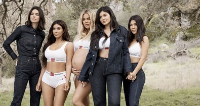 A Kardashian-Jenner lányok új kampánya csodálatos, de mit csinál Kendall?
