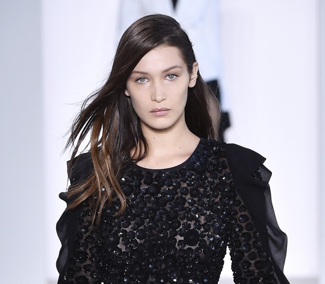 bella hadid, divathét, divatbemutató, new york-i divathét, esés, elesett, kifutó, baki