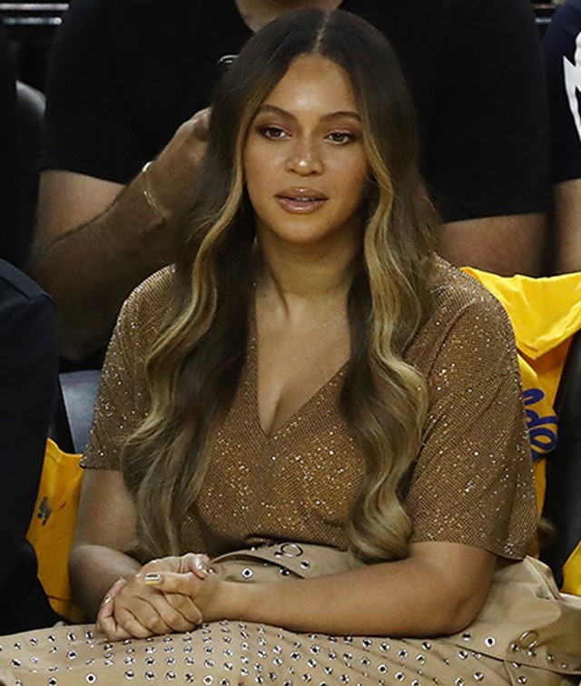 Dráma az NBA meccsen: Beyoncé arrébb lökött egy nőt, amiért férjével beszélgetett