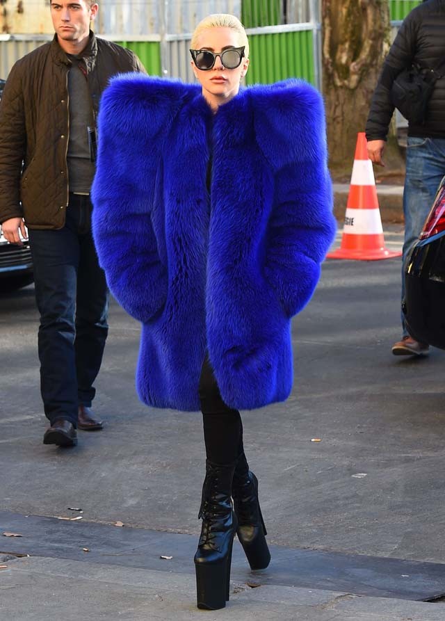 Párizsban holdjáró cipőben Lady Gaga