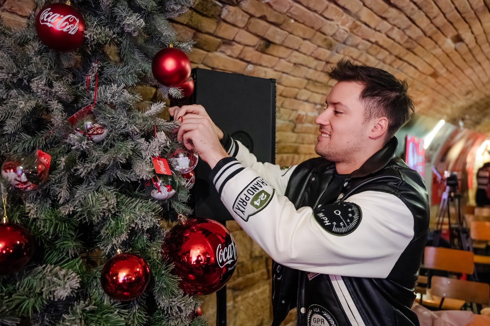 A Coca-Cola kampányhoz sok ismert előadó is csatlakozott, többek között Valkusz Milán is