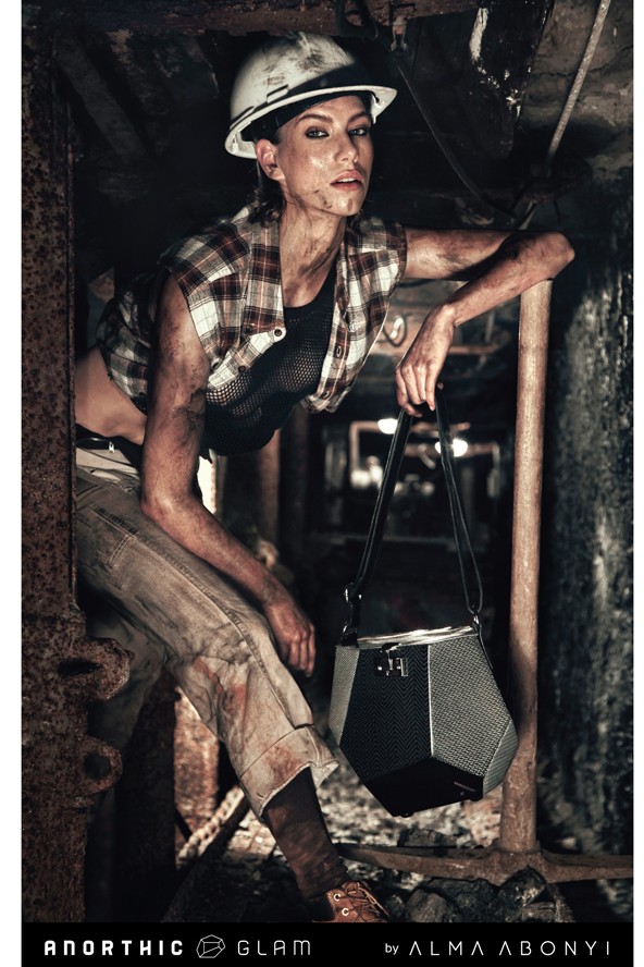 Szigorú élek és játékos anyagváltozatok: új kapszulakollekció az Alma Abonyitól