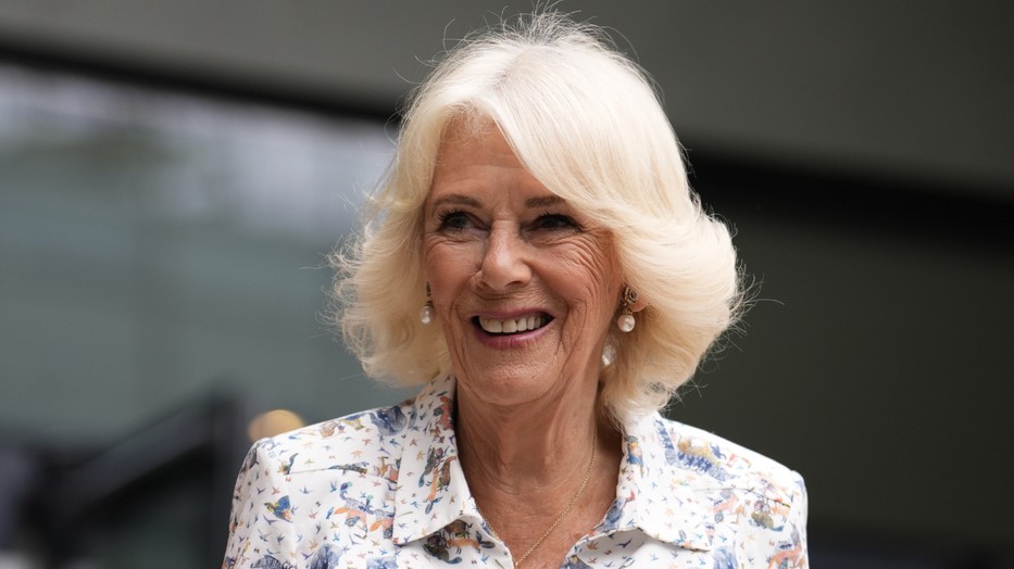 Kamilla királyné új portréján csak úgy ragyog a boldogságtól