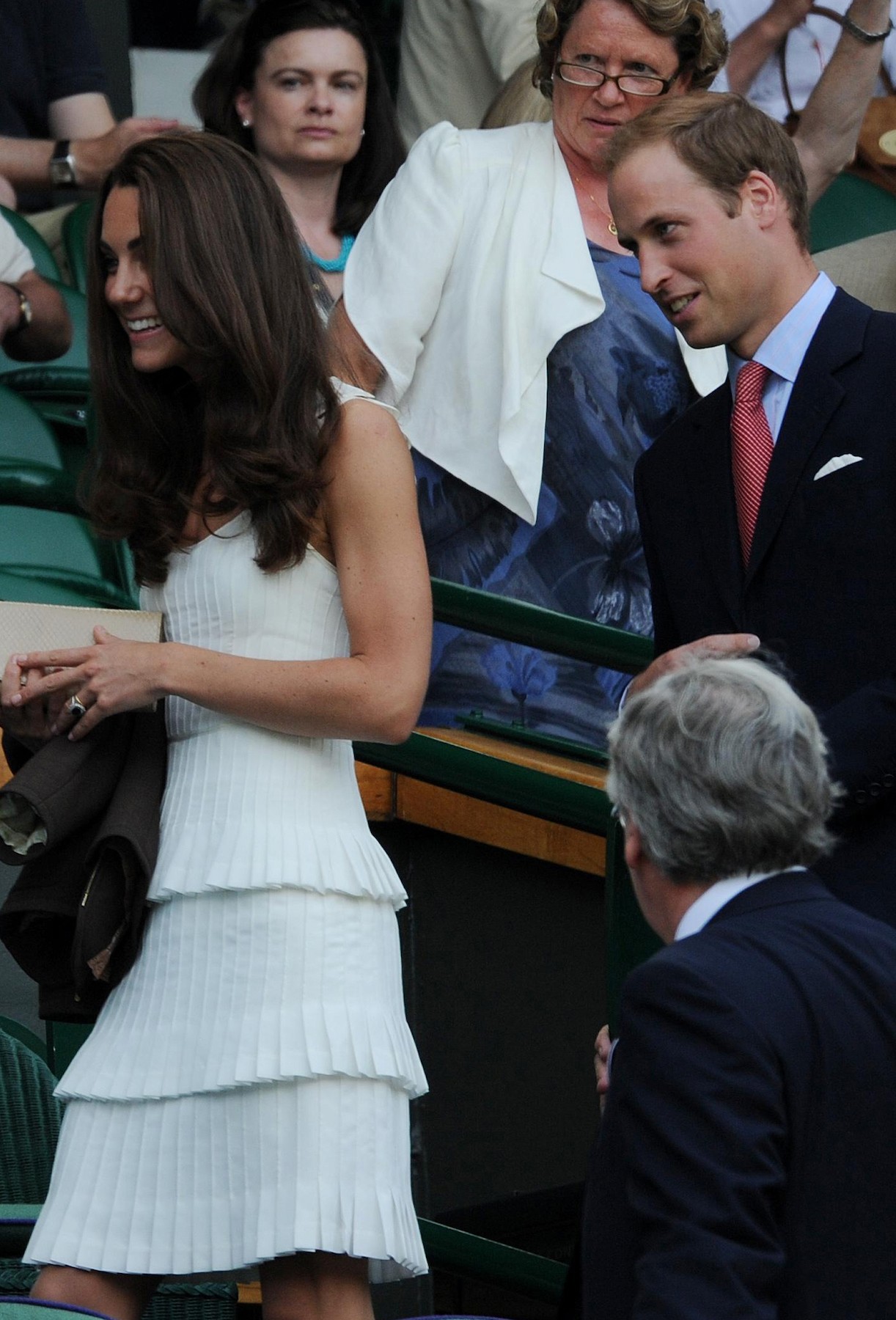 2011 - Katalin hercegné a királyi család tagjaként első wimbledoni megjelenésén egy sikkes, egyszerű és kifinomult Temperley London ruhát választott. A rakott darab egyértelműen a tenisz divatra utal.