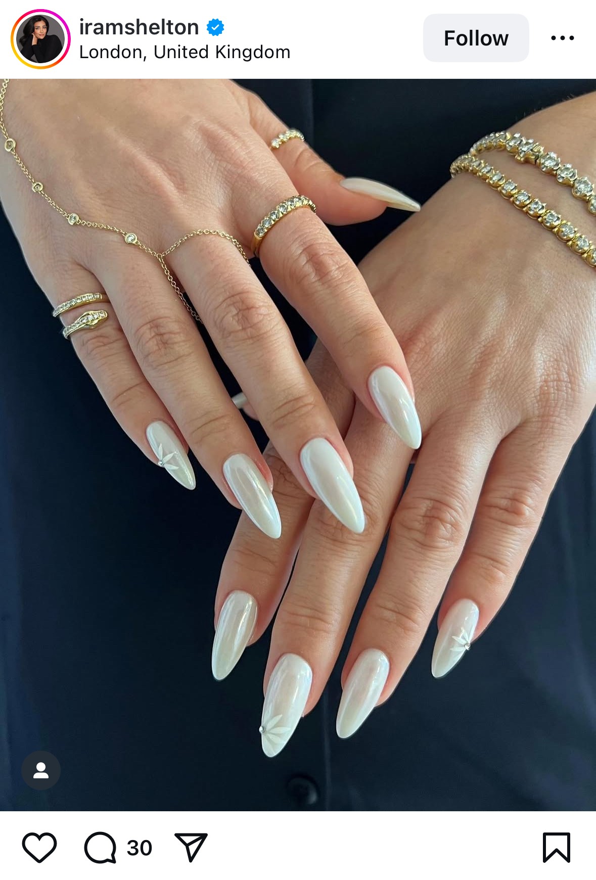 Ez a krómozott, virágos részletekkel ellátott körömdísz tökéletes bármilyen alkalomra.