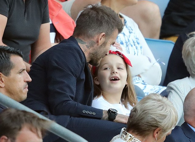 David Beckham női focimeccsen a lányával