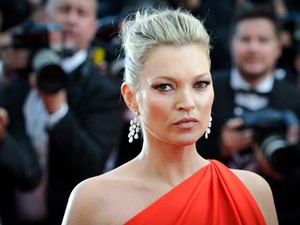 A 42 éves Kate Moss bemutatta Cannes legszexibb lábvillantását