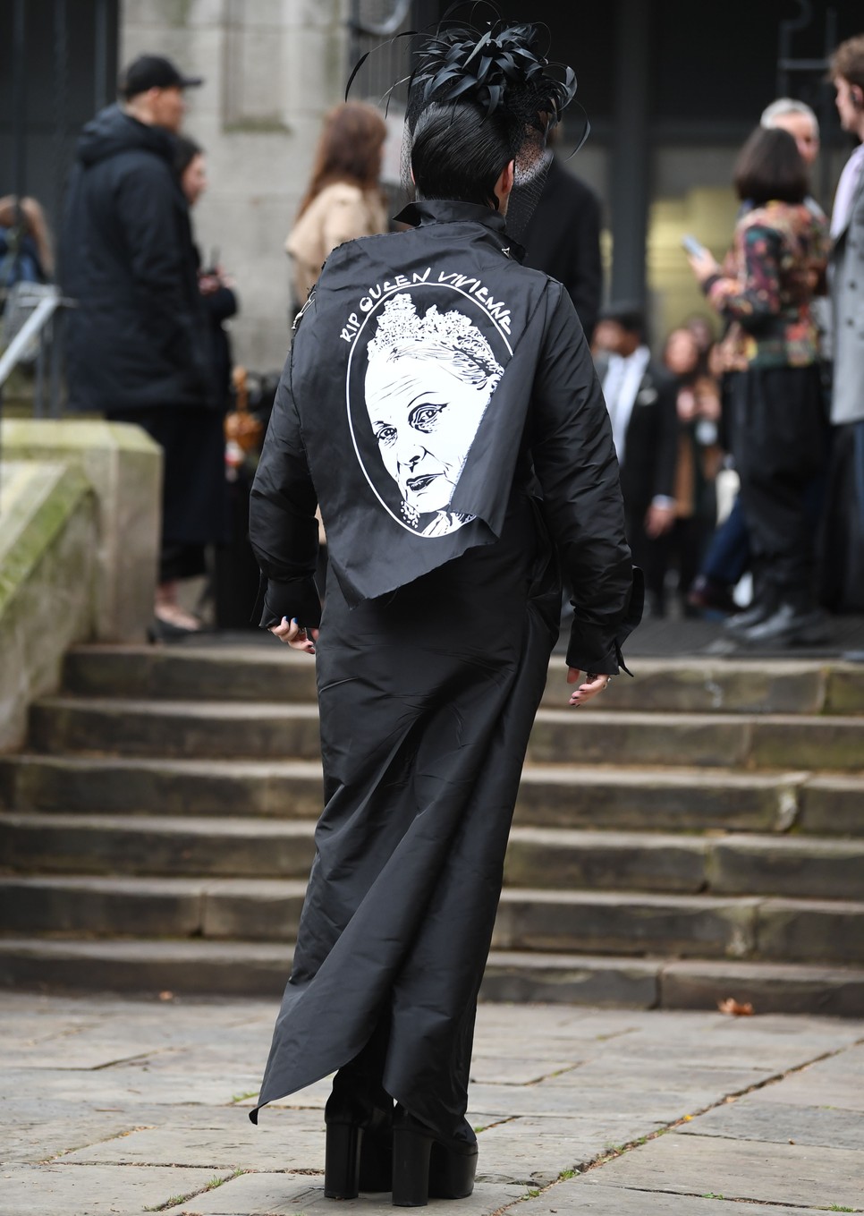 Vivienne Westwood arcképe egy dzseki hátán a búcsúszertartáson