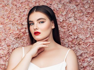 Visszatérhetnek a kilencvenes évek, de a mesterséges intelligencia is egyre nagyobb szerepet kap majd - szakértő mesél az idei év sminktrendjeiről