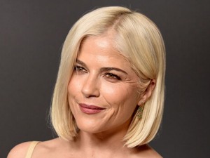 Selma Blair súlyos betegsége ellenére is beragyogta a vörös szőnyeget, üzenete az élni akarásról csontig hatol