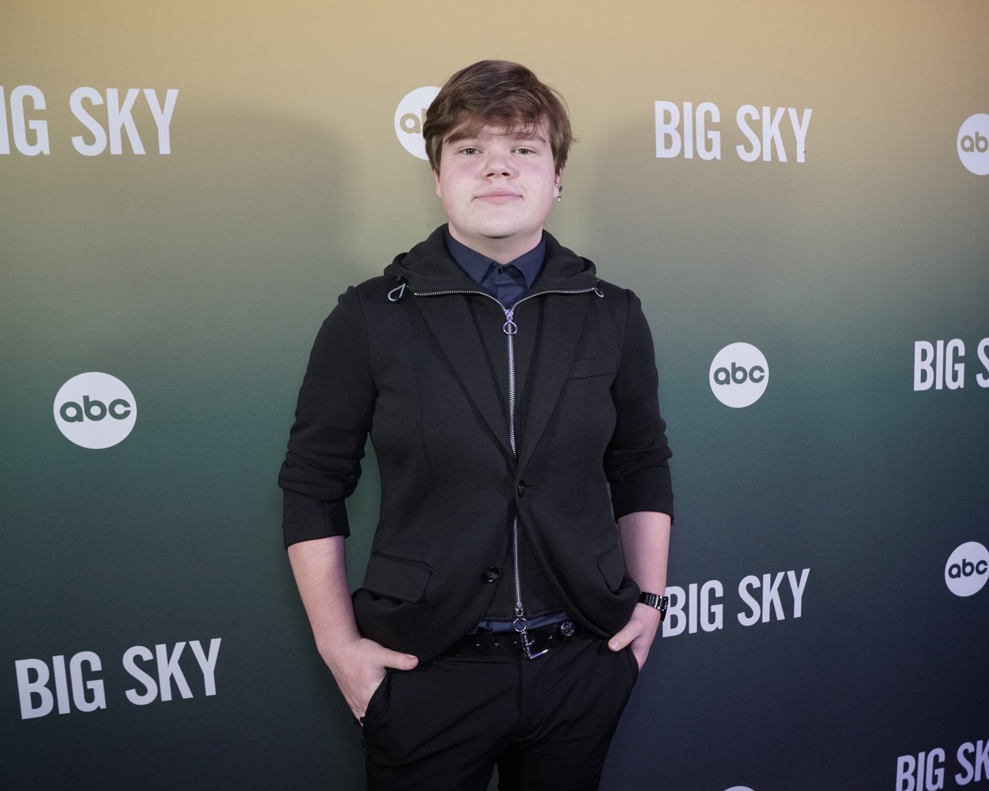 Jeremy Ray Taylor ezen a képen 17 volt, de jelenleg 20 éves, mostanság kicsit eltűnt a nyilvánosság elől. Ő Bent alakította az AZ című horror filmben