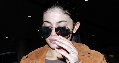 Hatalmas eljegyzési gyűrűt villantott Kylie Jenner!