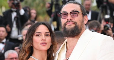 Meztelenruhában tündökölt Jason Momoa barátnője, a színész alig tudta levenni kezét szerelméről