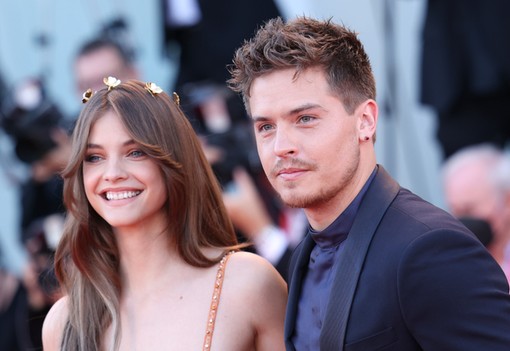 Palvin Barbara és Dylan Sprouse friss fotóival egy új korszak veszi kezdetét: ilyen képek még sosem készültek párról!