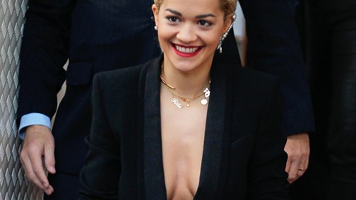 Rita Ora nem túl szerencsés, ami a melleit illeti