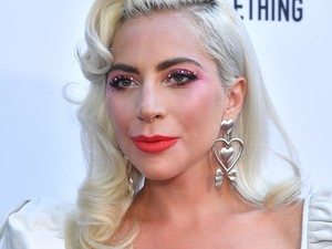 Lady Gaga egy szexi takarítónő ruhájának modern változatába bújt