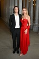 Justine Lupe és Tyson Mason - Justine Lupe, aki Joanne szókimondó húgát játssza a sorozatban, a férjével, Tyson Masonnel féltőn óvja magánéletét. Bár a megismerkedésük pontos dátumát nem hozták nyilvánosságra, a közösségi oldalaik tanúsága szerint 2023 óta alkotnak egy párt. Kapcsolatuk gyorsan mérföldkőhöz érkezett: 2024 augusztusában köszöntötték első gyermeküket, aki épp a sorozat forgatási időszakában érkezett. A pár 2025 februárjában, egy meghitt Beverly Hills-i polgári szertartáson mondta ki a boldogító igent.