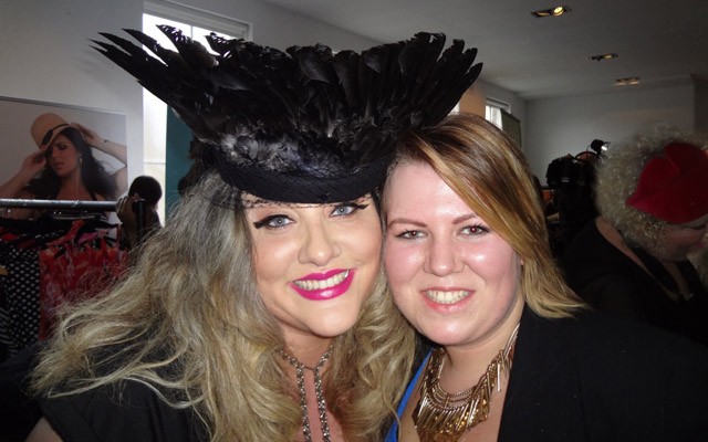 Velvet D`amour plus size ikon,fotós és modell a GLAMOUR Gardróbfrissítésen szerzett AdR at H&M kalapomban