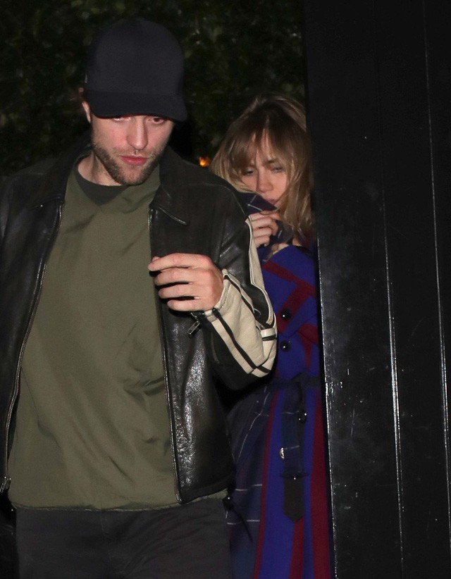 Robert Pattinson és Suki Waterhouse