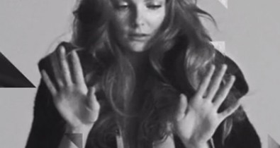 Istennő! - Mihalik Enikő videóban vetkőzik