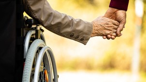 A szociális robotok is megoldást jelenthetnek az idősek gondozásában