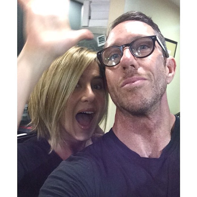 Íme, Jennifer Aniston nagyon sikkes új bubifrizurája, melyet kedvenc fodrásza, Chris McMillan követett el, aki a híres Rachel-haj alkotója is.
