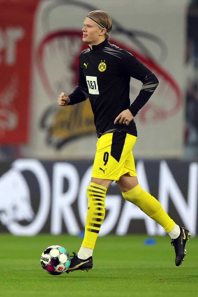 A 195 centiméter magas Erling Haaland 2021 januárjában a Borussia Dortmund szerelésében melegített be az RB Leipzig elleni összecsapás előtt.