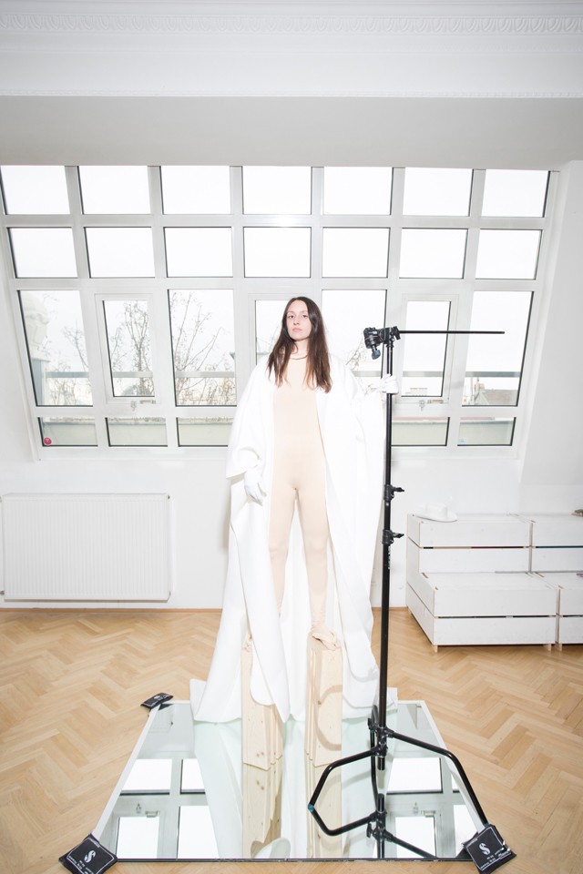 Cél a néző hipnotizálása: Kicsavarodott nőalakok extravagáns ruhákban, divat és képzőművészet határán