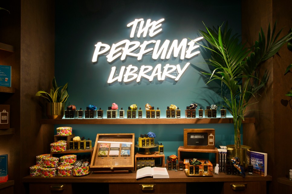 A firenzei Perfume Library-ben találhatók a márka legkülönlegesebb illat kreációi, és a legnagyobb választék a parfümökből