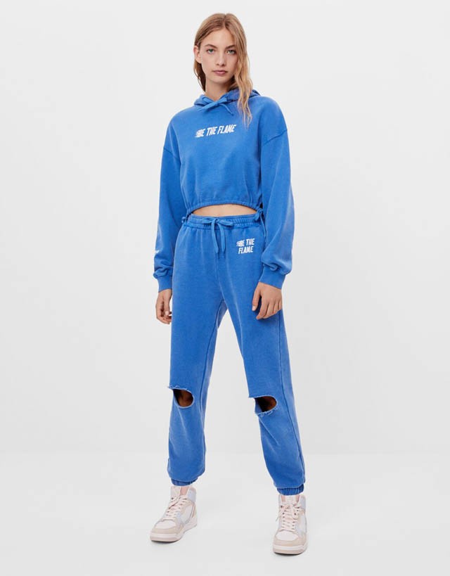 Rövid, kapucnis pulóver és szaggatott joggernadrág BERSHKA 4 795 Ft; 6 995 Ft