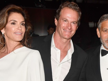 George Clooney és Rande Gerber pilótának, míg Cindy Crawford légiutas-kísérőnek öltözött Halloweenkor