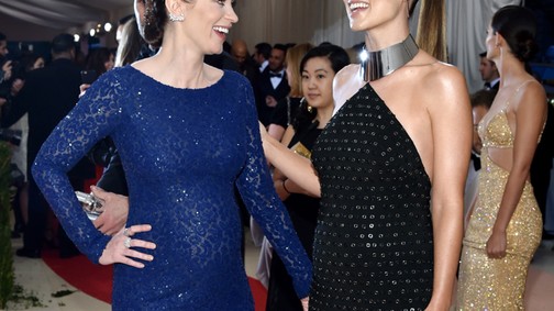 Várandós sztárok találkozás a Met gálán: Emily Blunt és Olivia Wilde