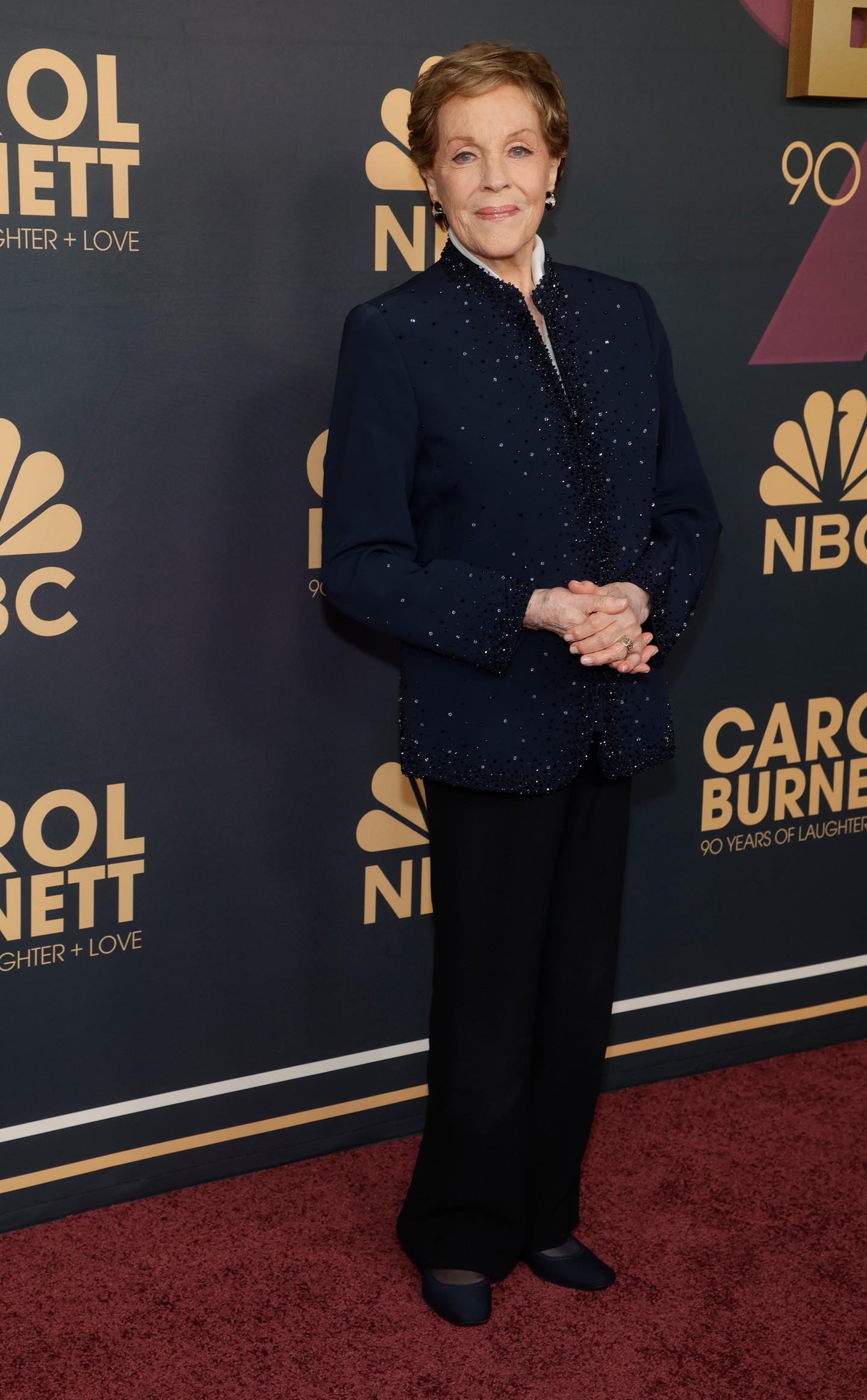 És most jön a csavar: a FandomWire szerint a legjobban fizetett szereplő Julie Andrews, vagyis Lady Whistledown ikonikus hangja, aki körülbelül 1,5 millió dollárt keresett azzal, hogy továbbra is a sorozat narrátora maradt.