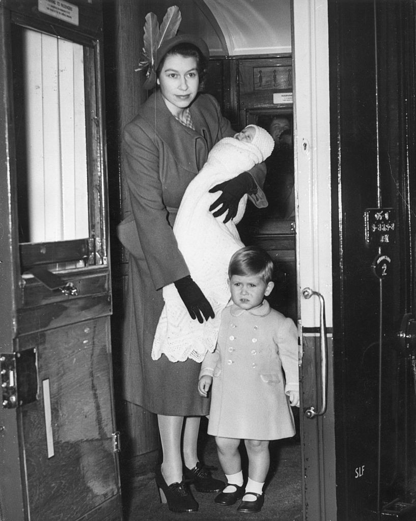 21 megható fotó Erzsébet királynőről és fiáról, III. Károly királyról