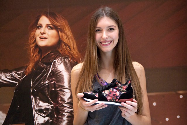 meghan trainor, skechers, dallos bogi, sportcipő