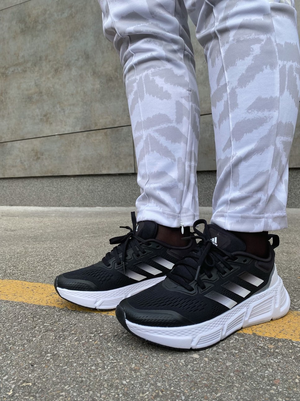 Keller Adél lábán ezt az Adidas sneakert szúrtuk ki