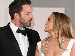 Jennifer Lopez álomszép ruhában tündökölt második esküvőjükön