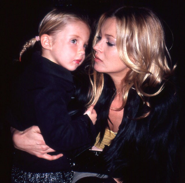 Kate Moss 17 éves lánya anyja kiköpött mása ezen a címlapfotón