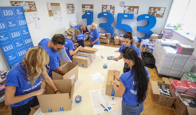 Sztárok és önkéntesek is bekapcsolódtak a pénzadományokból készülő tanszercsomagok összeállításába